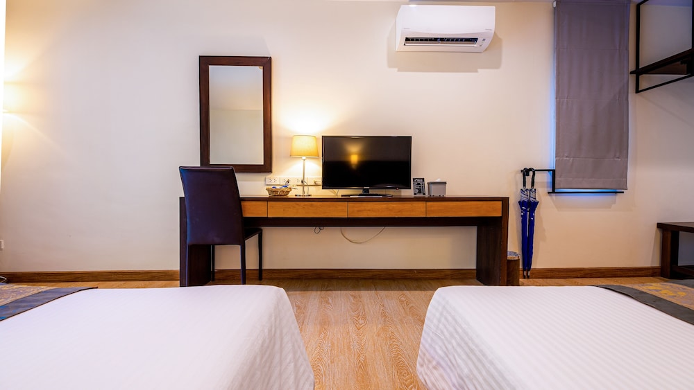 Baan Klang Aow Beach Resort 12/66