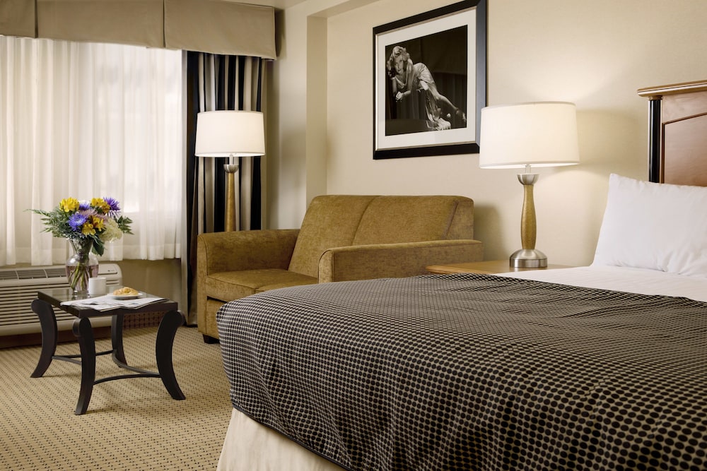 Hollywood Casino Hotel 9/37