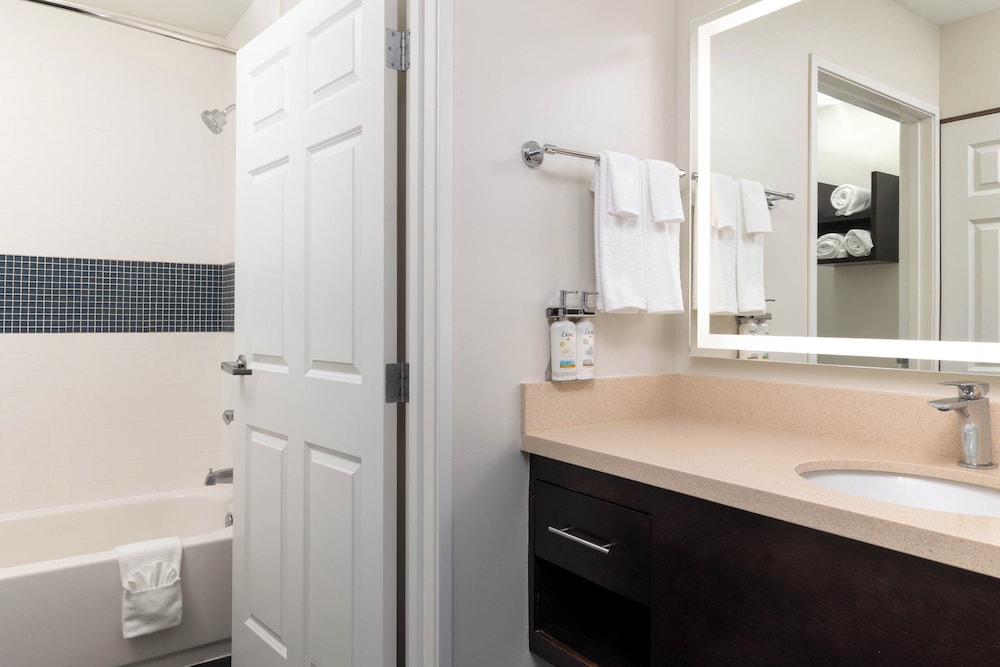 جناح بسرير كينج بغرفة نوم واحدة مع أريكة بمطبخ، Staybridge Suites Phoenix - Chandler 6/8
