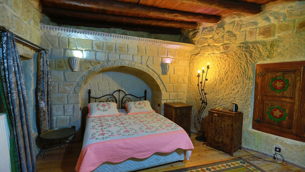 Holiday Cave Hotel 12/81