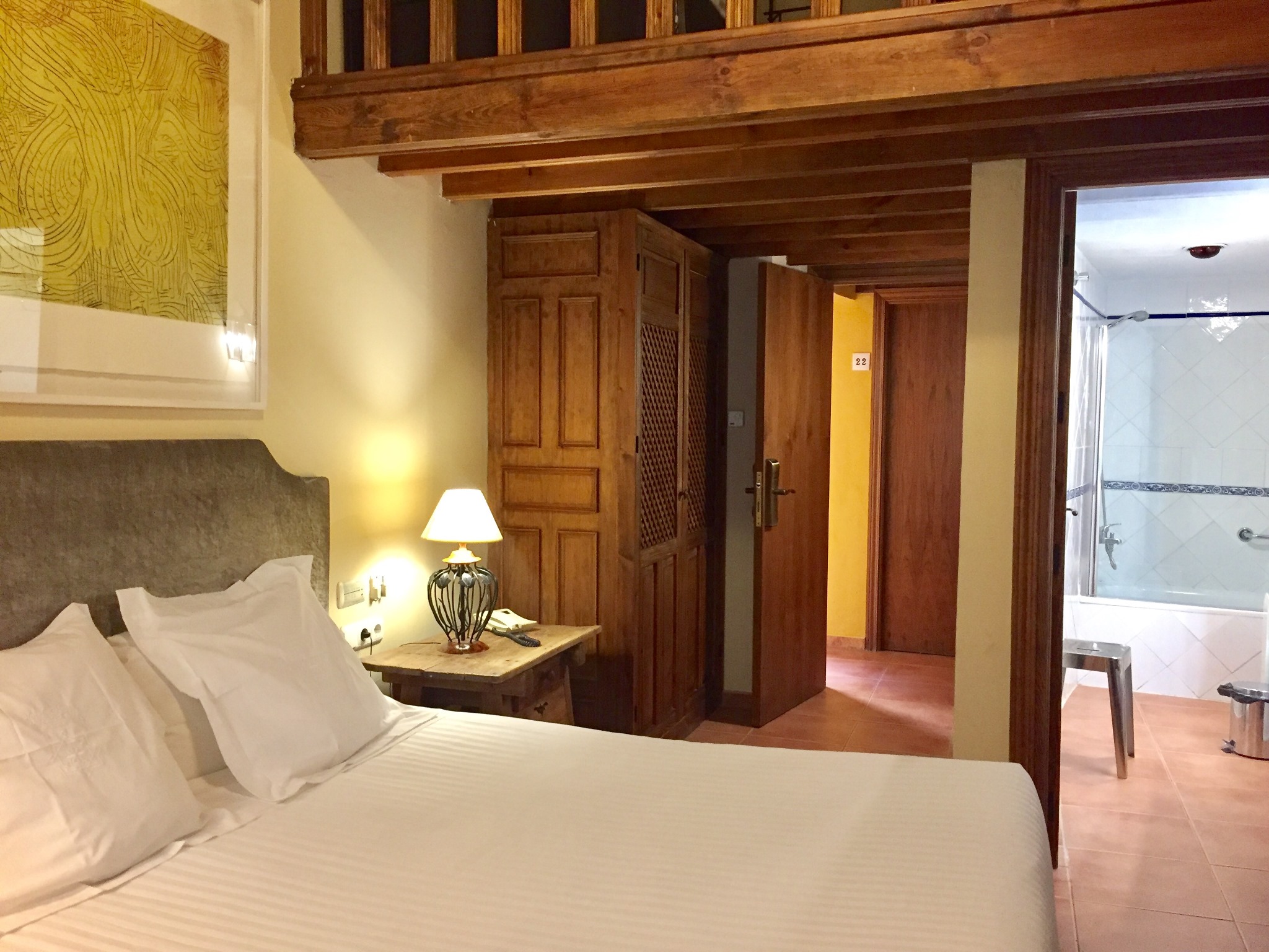ROOM, DOUBLE OR TWIN BED