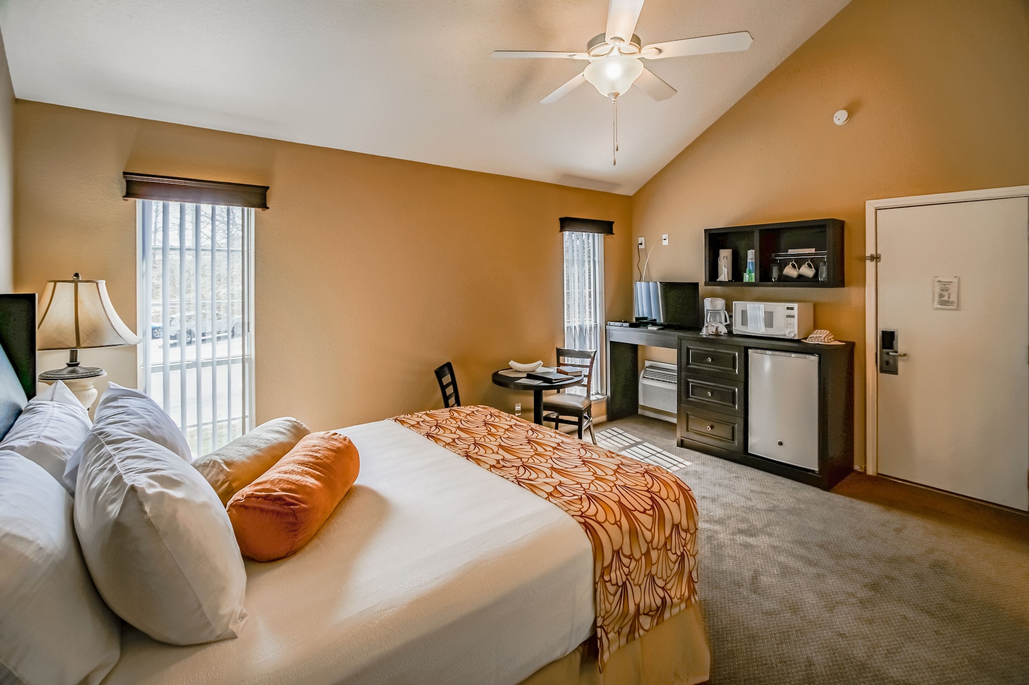 ECONOMY, QUEEN BED