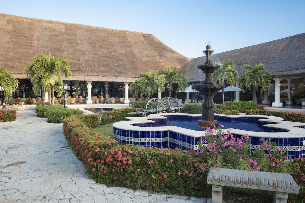 Grand Palladium Colonial Resort Spa All Inclusive 4/47