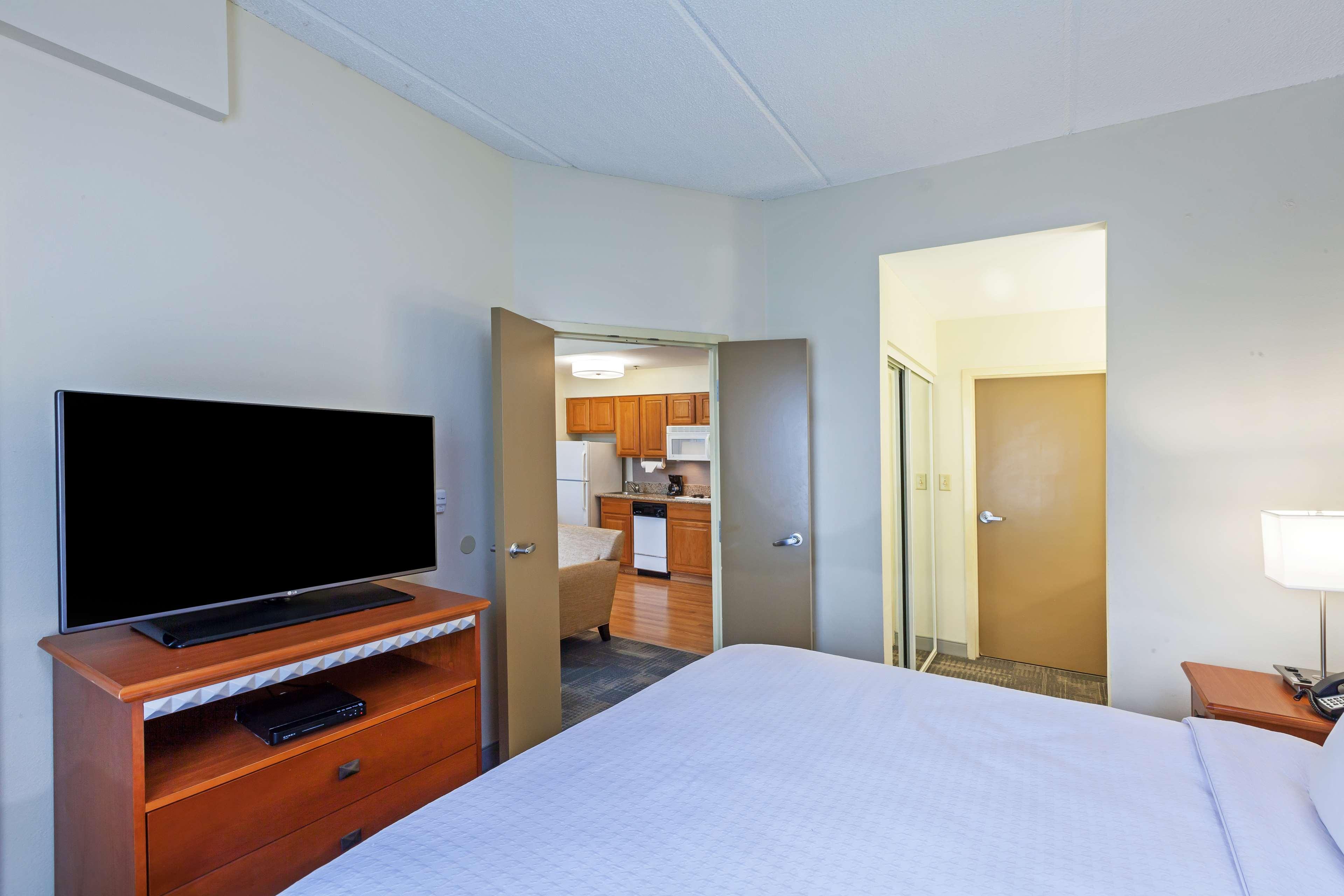 Studio, Queen Bed