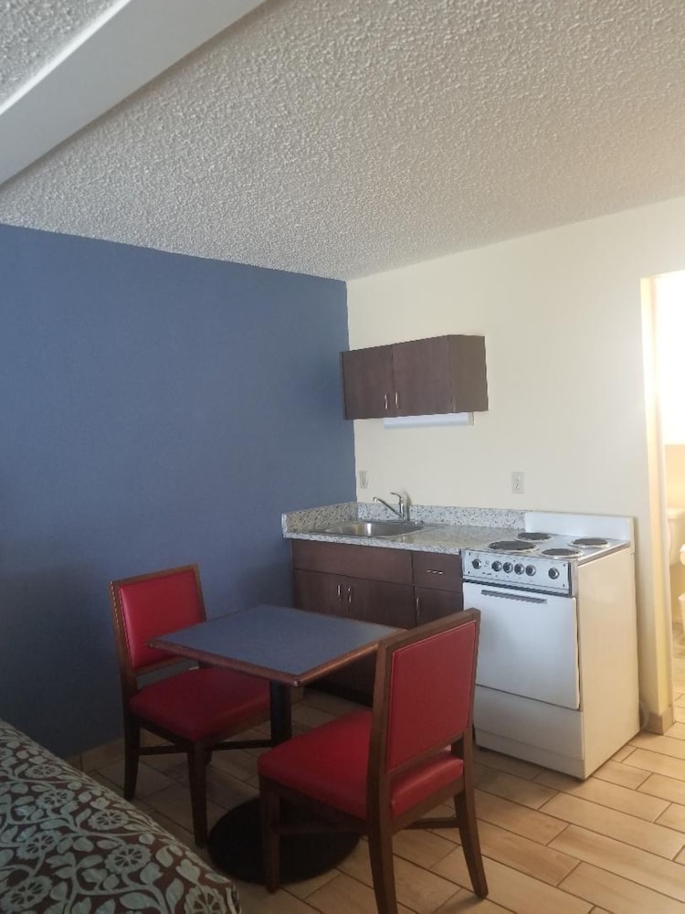 Days Inn by Wyndham Clearwater/Gulf to Bay 26/28