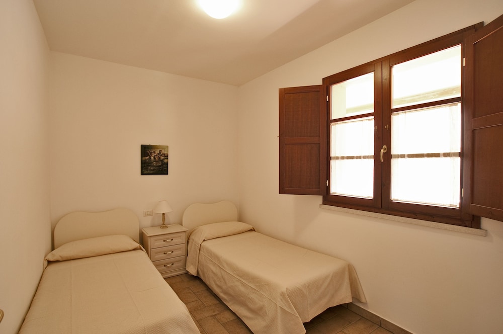 شقة بسرير كوين وسريرين منفصلين بغرفتي نوم مع أريكة