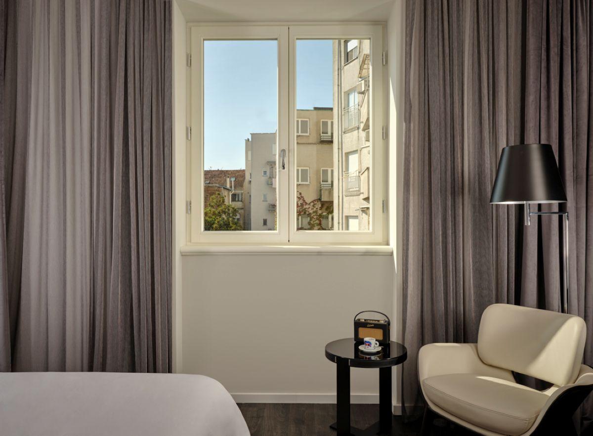 Artist, King Bed, Courtyard View