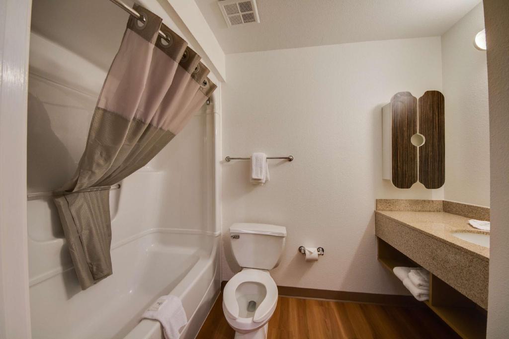1 QUEEN BED KITCHEN