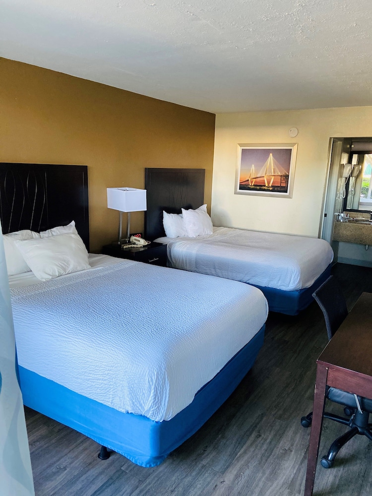 Days Inn by Wyndham Mt Pleasant-Charleston-Patriots Point 16/26