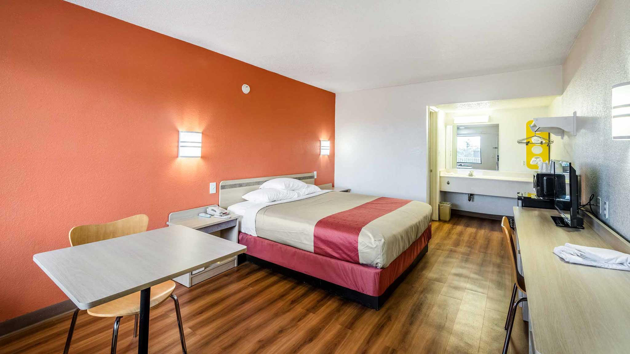 1 Queen Bed - Mobility Accessible Tub Nsmk، Motel6 Anniston, AL 2/5