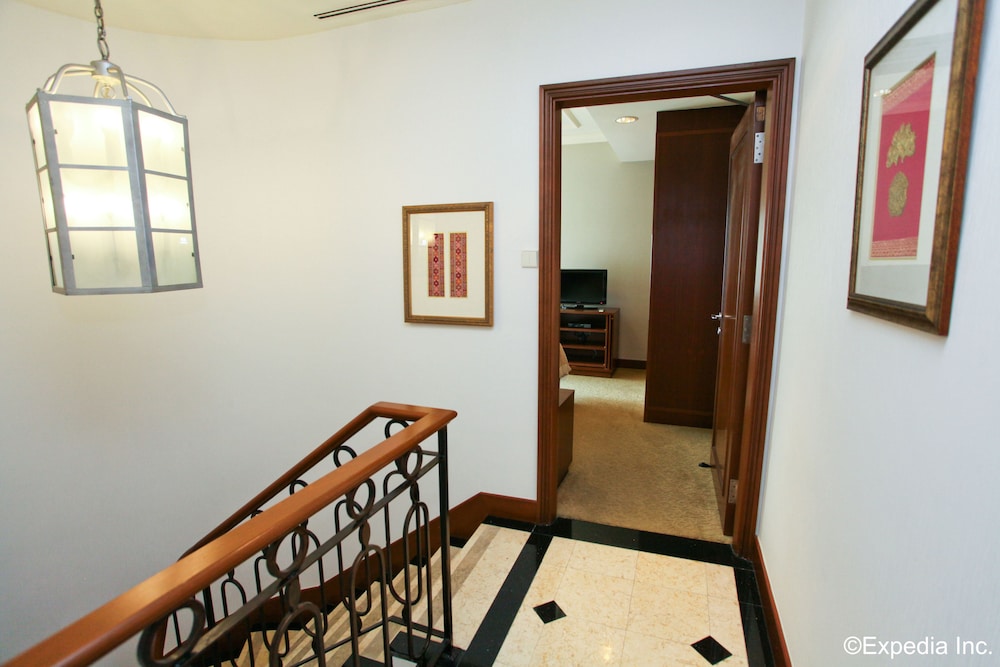 TREETOPS EXECUTIVE RESIDENCES 20/71