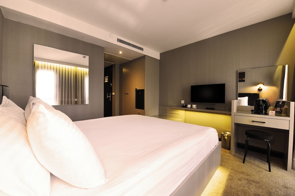 ROOM, DOUBLE BED