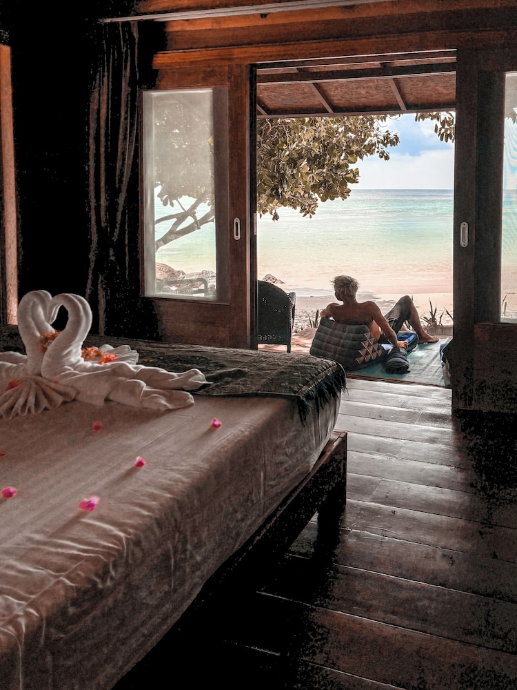 Ten Moons Lipe Resort 20/50