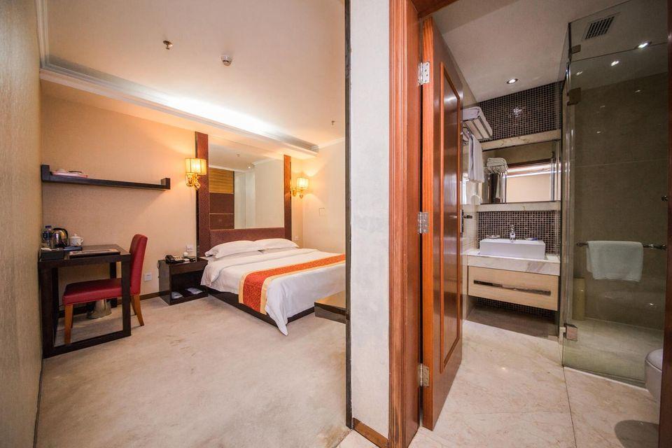 Standard, Queen Bed, No Window
