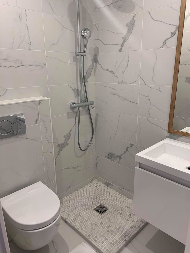 Dupleix Hotel 12/15