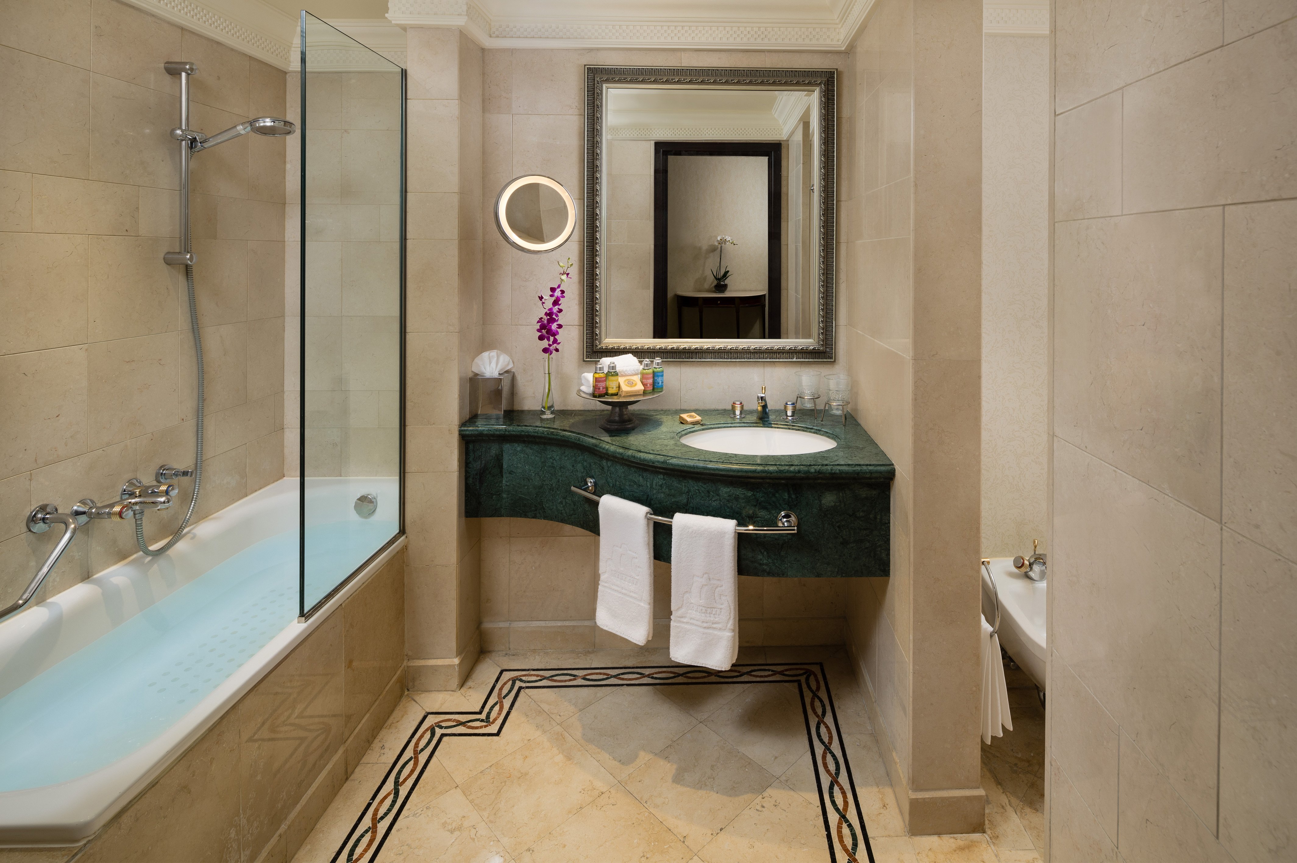 جناح جونيور بإطلالة على المدينة، Intercontinental Phoenicia Beirut 2/2