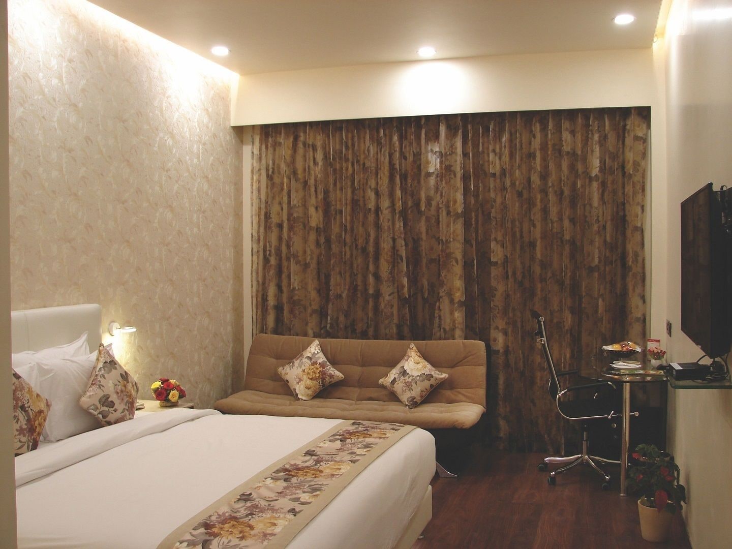 DELUXE, DOUBLE BED