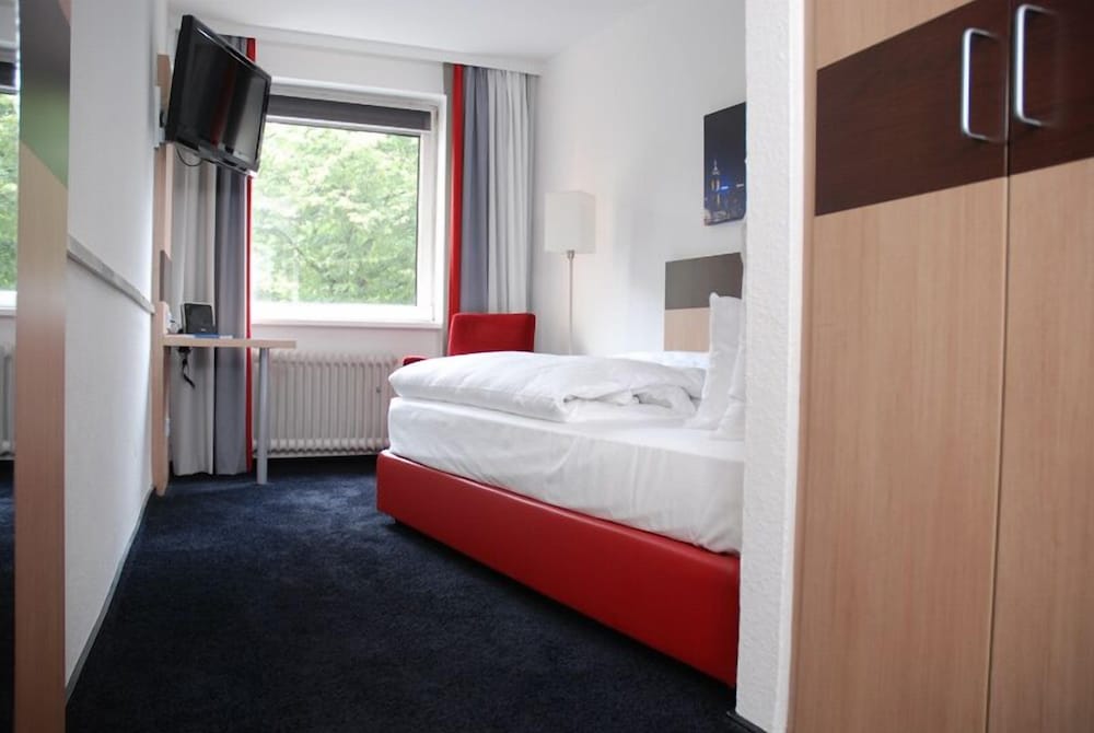 ROOM, SINGLE