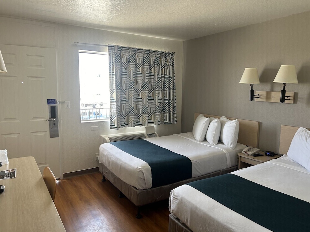 Motel6 Stanton, CA - Anaheim West 28/60