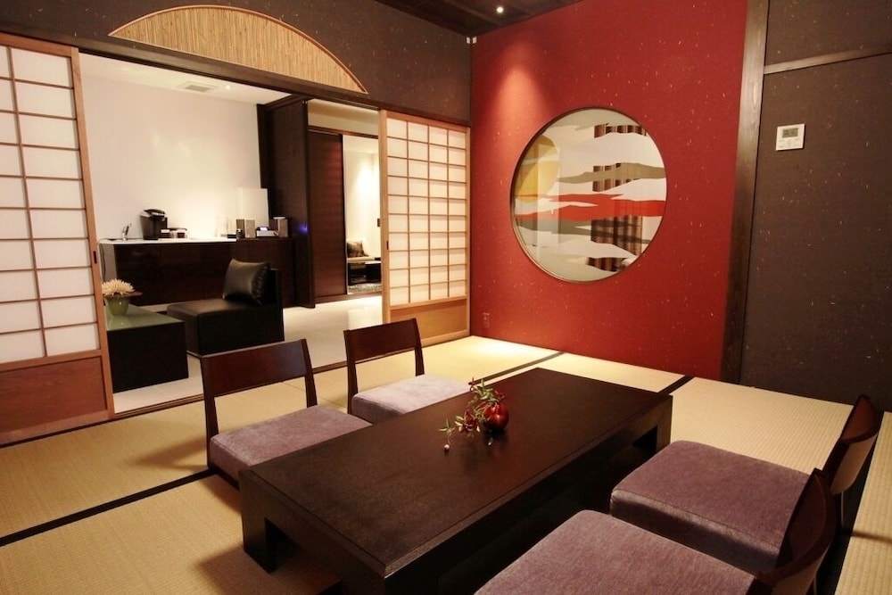 Kizashi The Suite 30/49