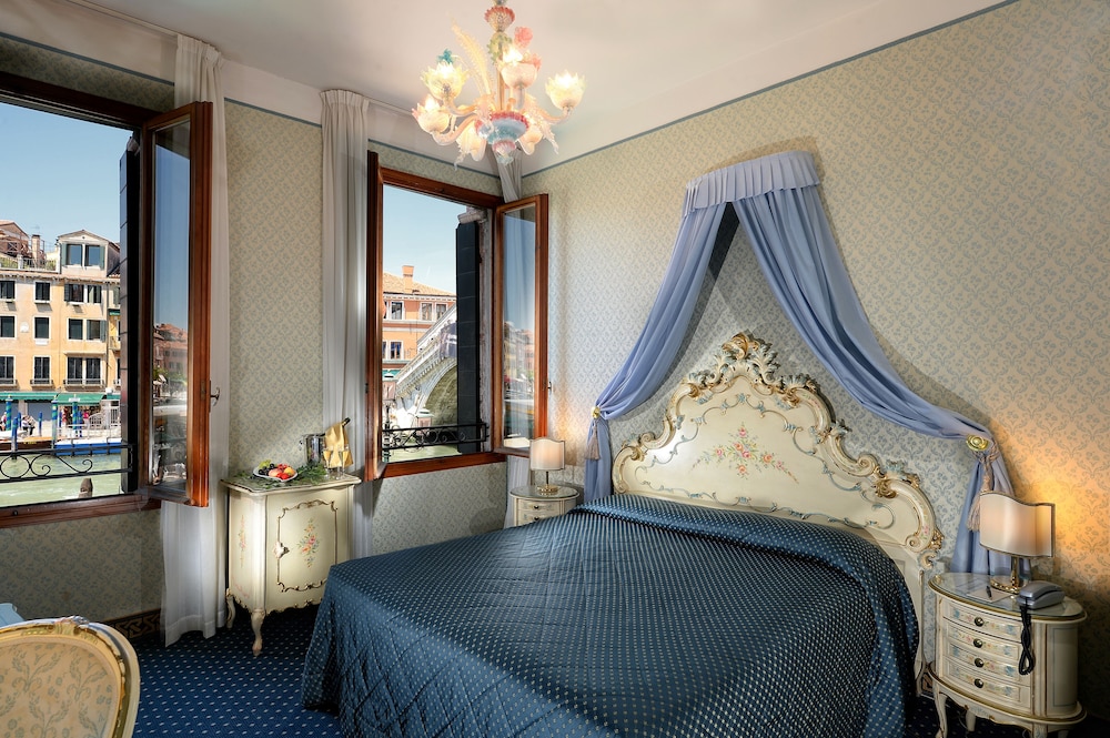 Rialto Hotel 19/66