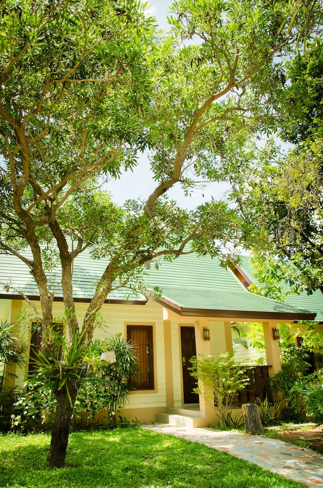 The Green Beach Resort 8/75