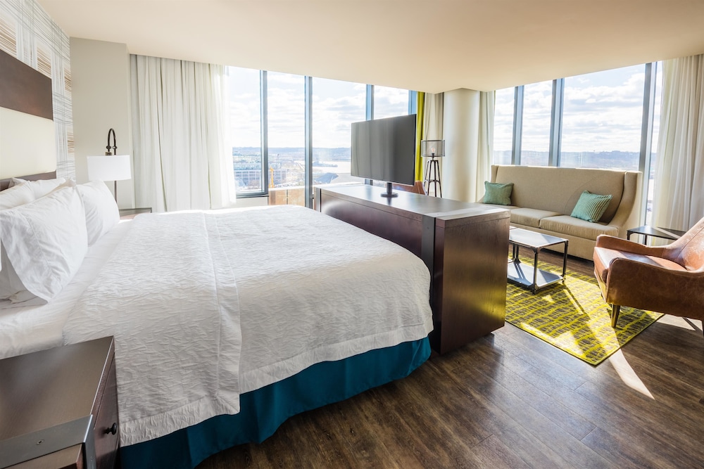 Hampton Inn and Suites Washington DC Navy Yard 23/55