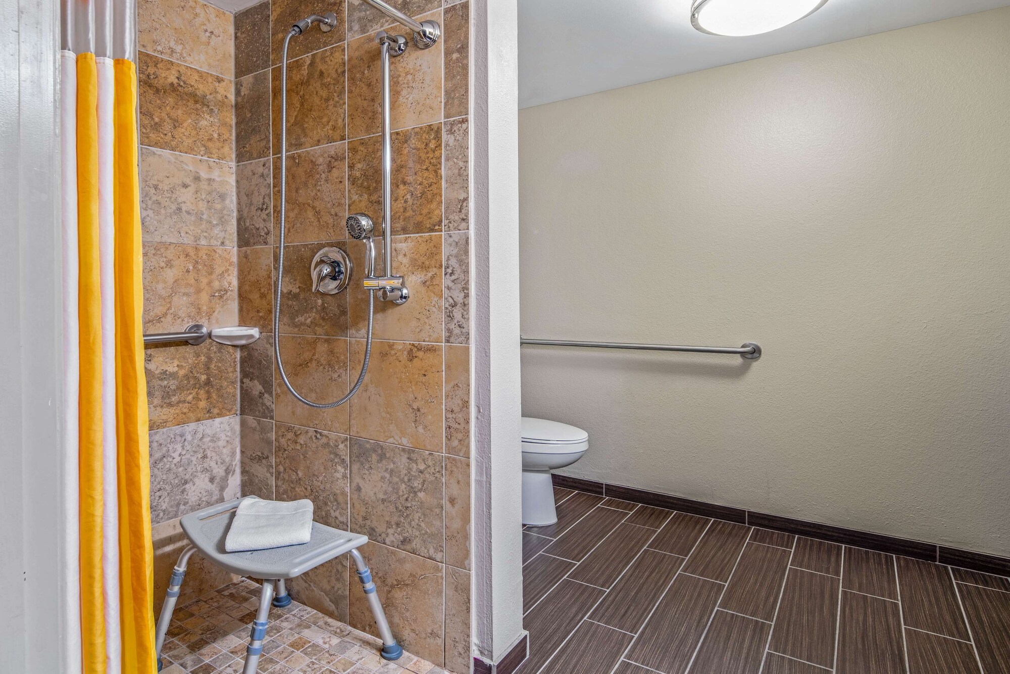 جناح بسرير كينج لذوي الإعاقة، La Quinta Inn & Suites by Wyndham Bonita Springs Naples N. 3/4