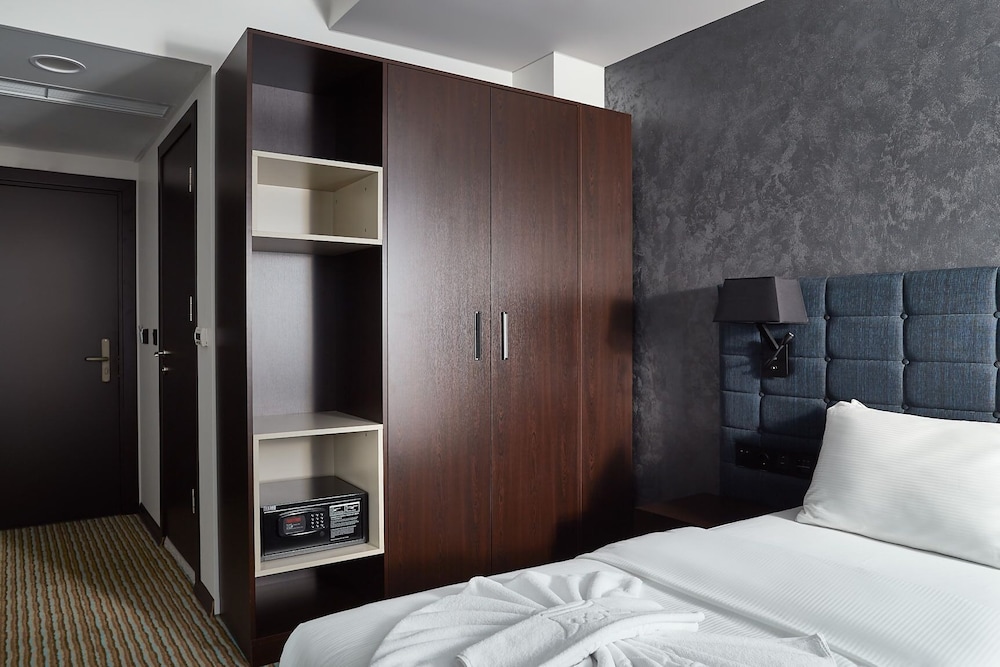 Gold Hotel 21/67