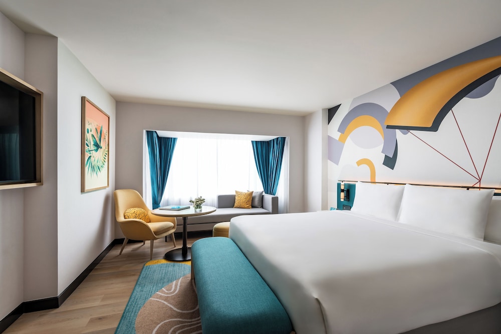 Cozy, Sunkissed, Social, King Bed