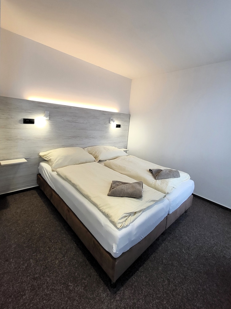 Room, Triple, 1 Queen and 1 Single Bed, Penzion Al Corso 8/10