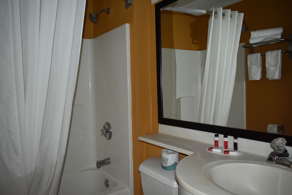 Spark by Hilton Maumee Toledo 8/37