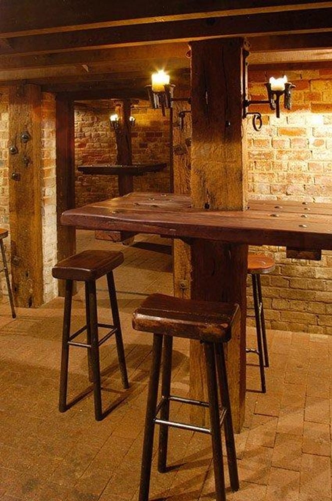 Rose & Crown Hotel 38/49