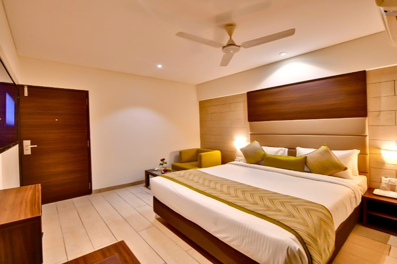 Click Hotel Vadodara 11/17