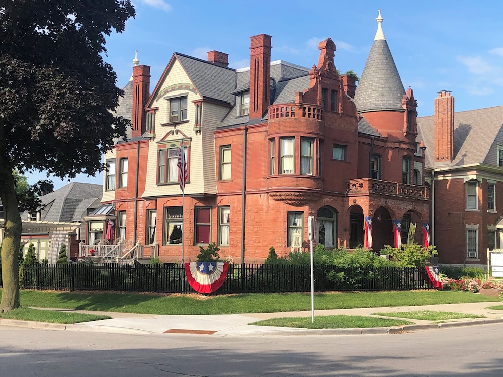Schuster Mansion Bed & Breakfast 2/51