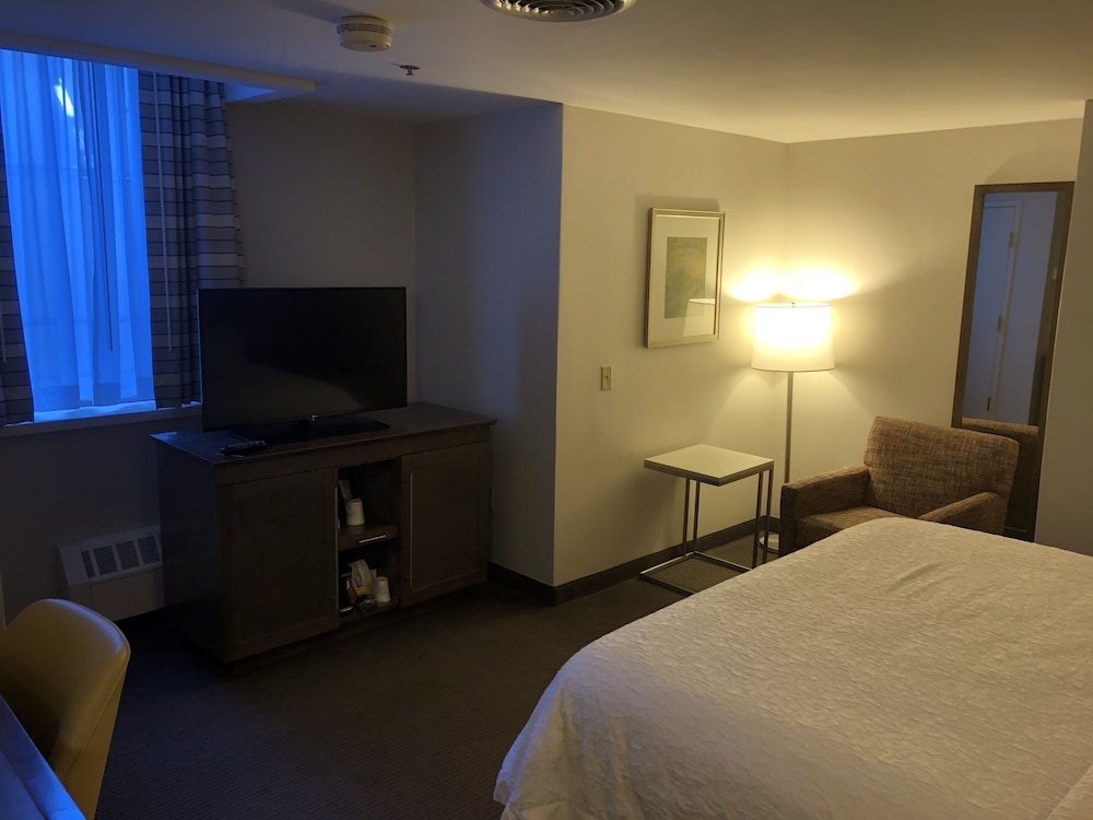 Hampton Inn and Suites Milwaukee Downtown 12/41