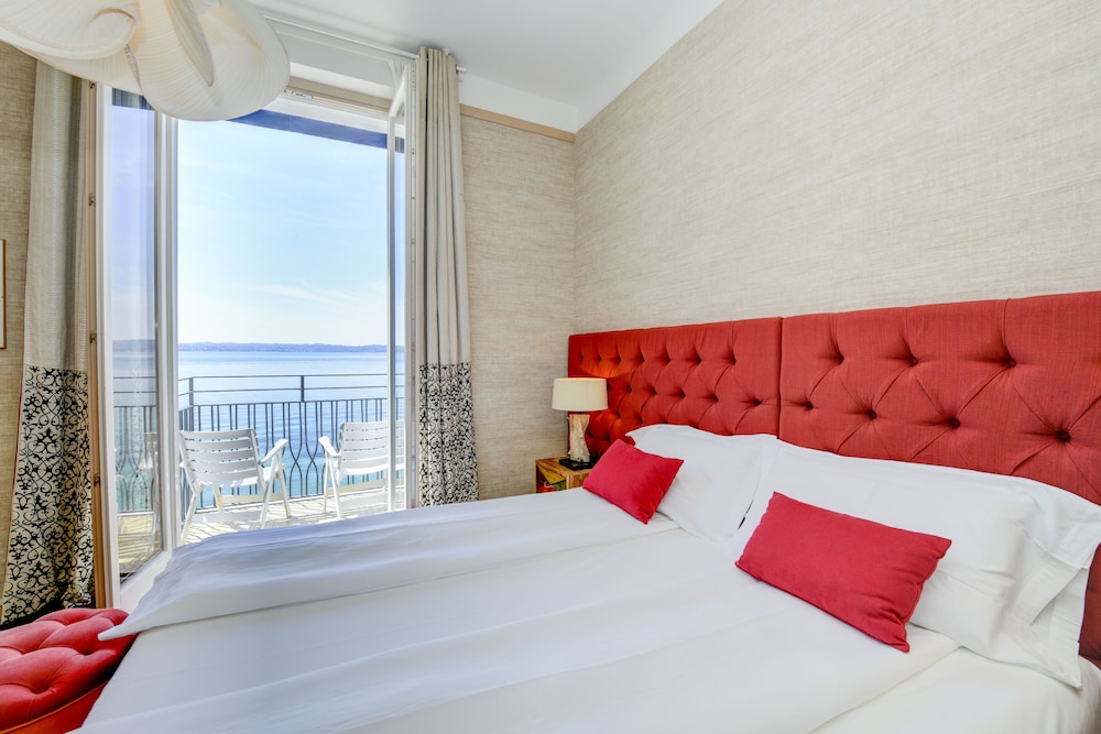 DELUXE, LAKE VIEW, BALCONY