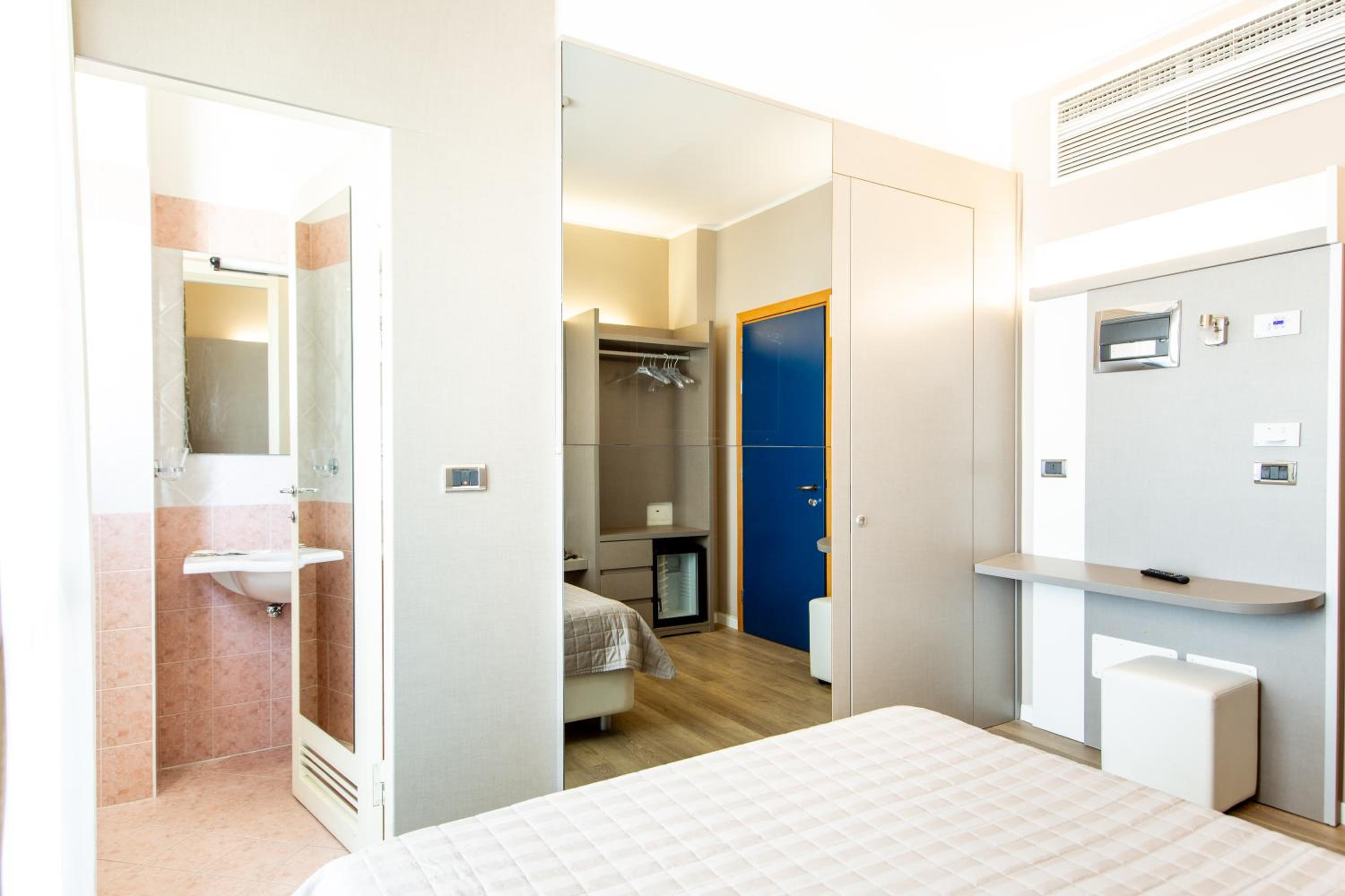 Economy, Double Bed, Side Sea View
