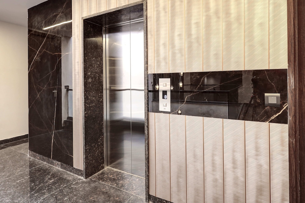 Saltstayz Premier Sector 42 - Golf Course Road 9/62