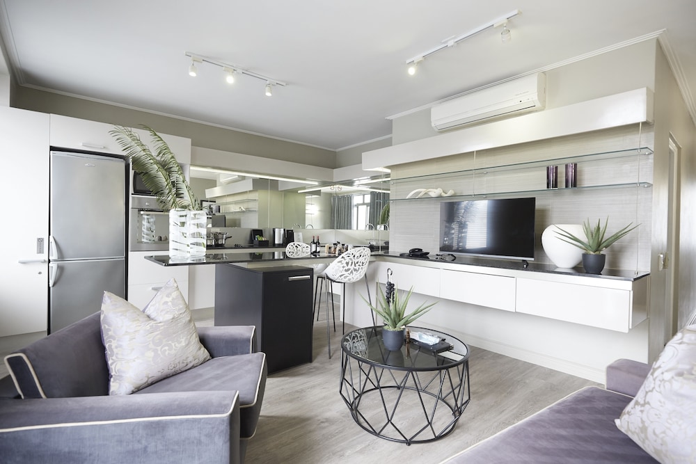 The Hyde All-Suite Hotel 34/46