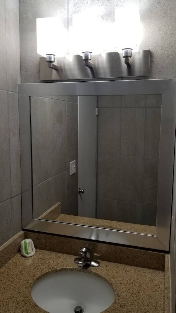 Travel Inn By OYO Omaha 7/22