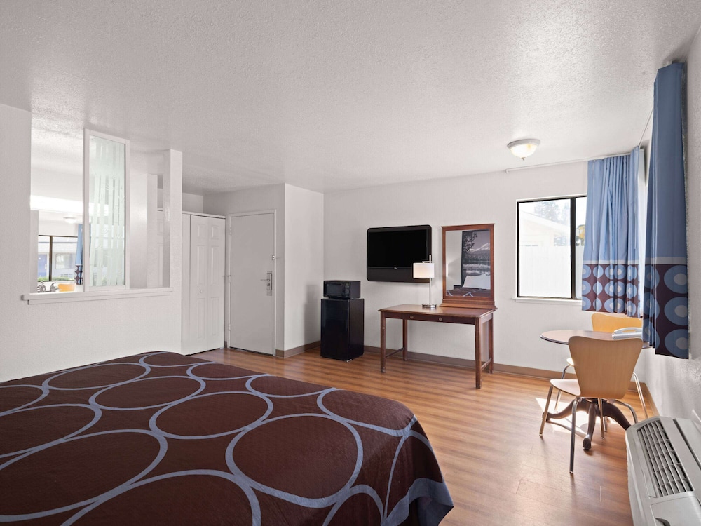 Super 8 by Wyndham Dunnigan 35/60