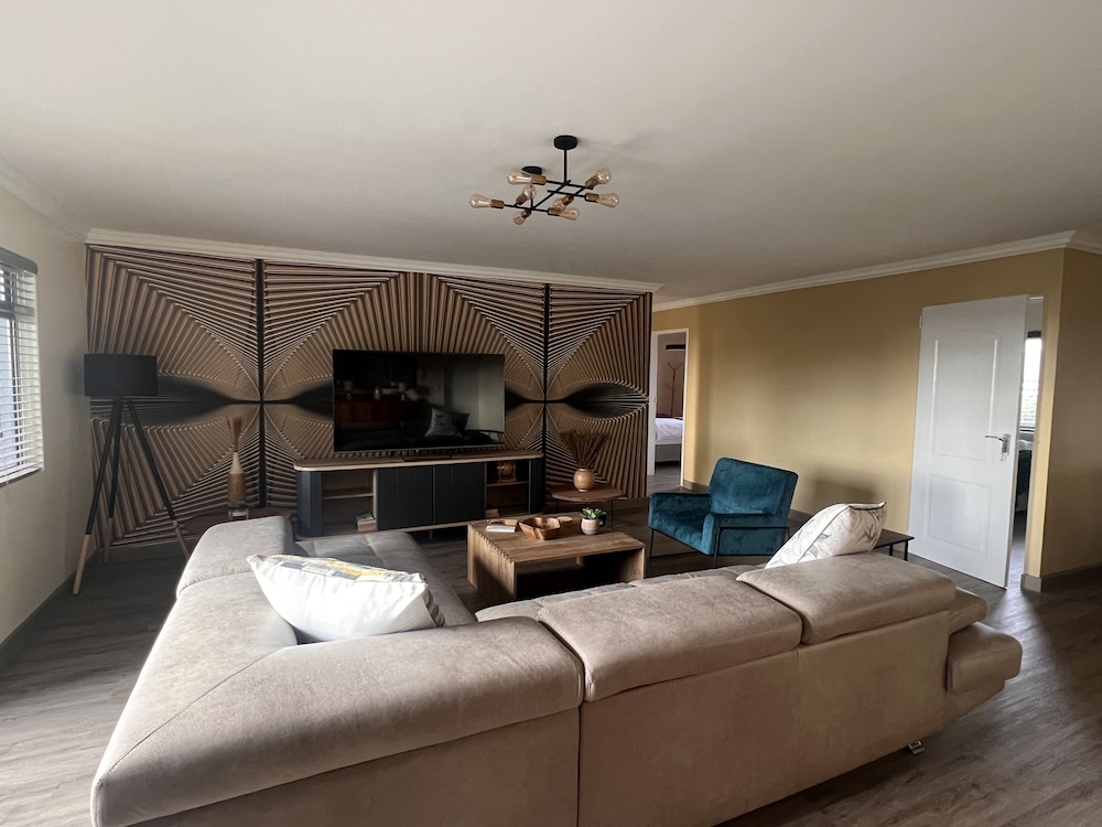 Century City Boutique Apartments 14/50