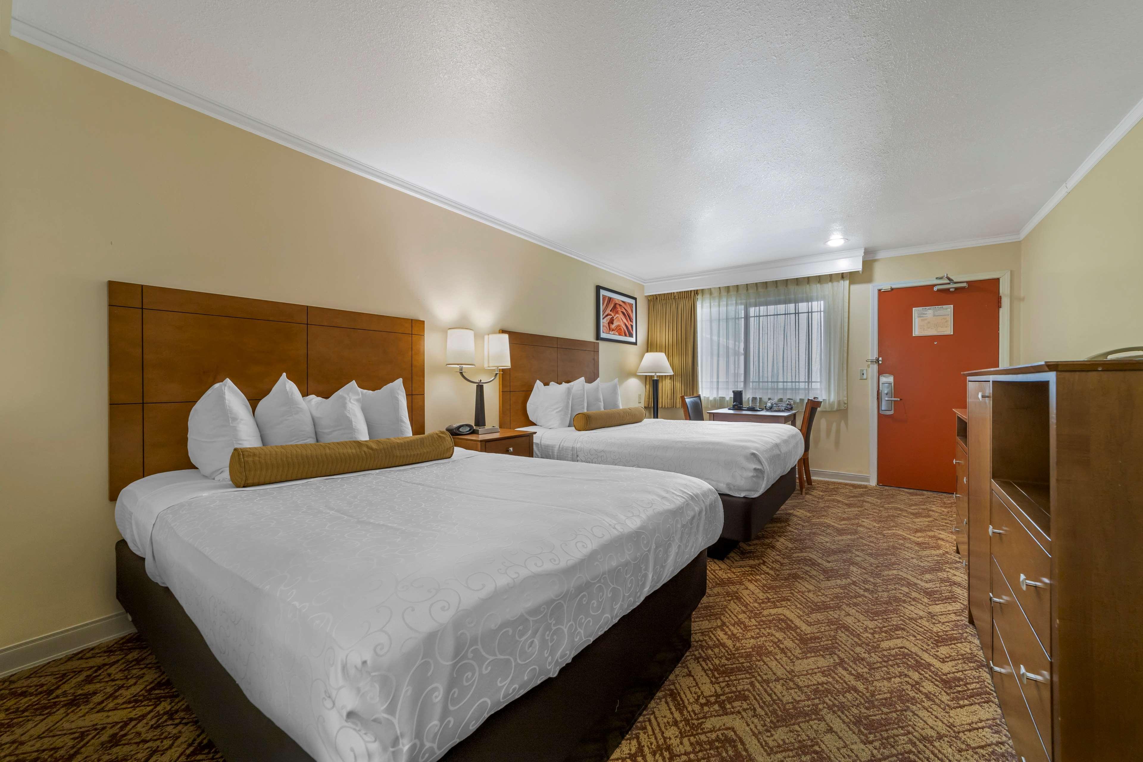 Room, 2 Queen Beds, Partial Harbour View، Best Western Plus Northwoods Inn 3/9