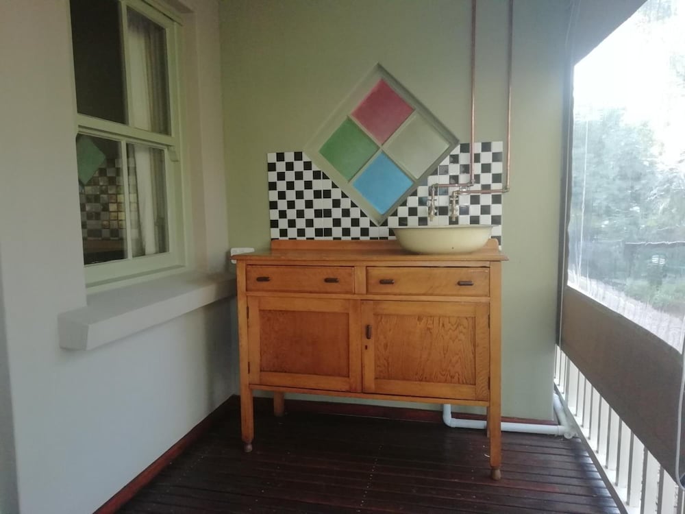 Housemartin Guest Lodge 8/46