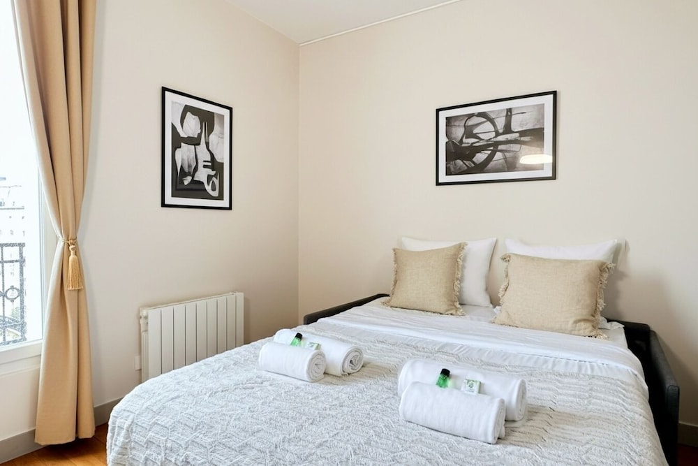 Superior, Apartment, Queen Bed, City View, Sofa