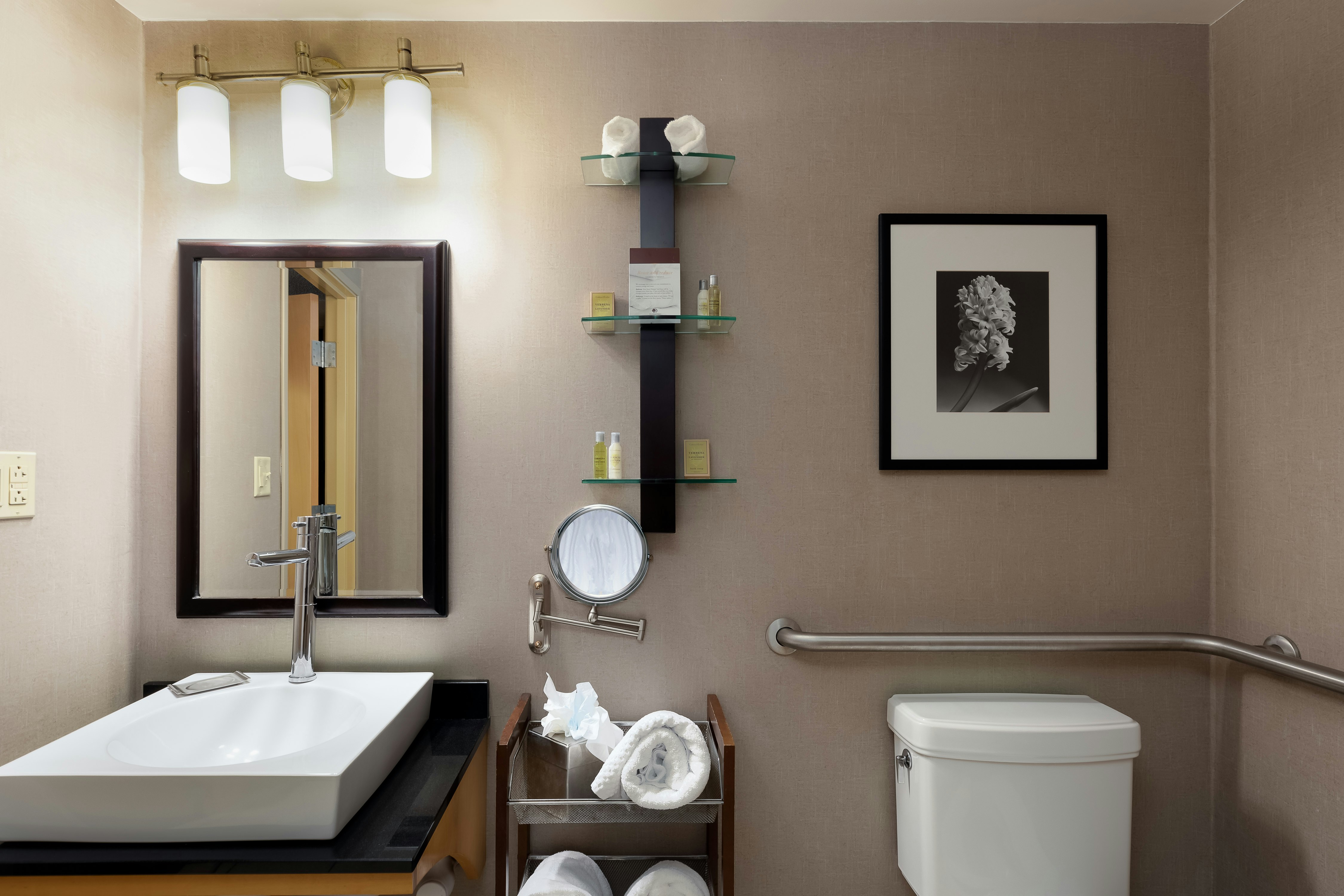 استوديو بسرير كينج لذوي الإعاقة، DoubleTree by Hilton Hotel Savannah Airport 8/10