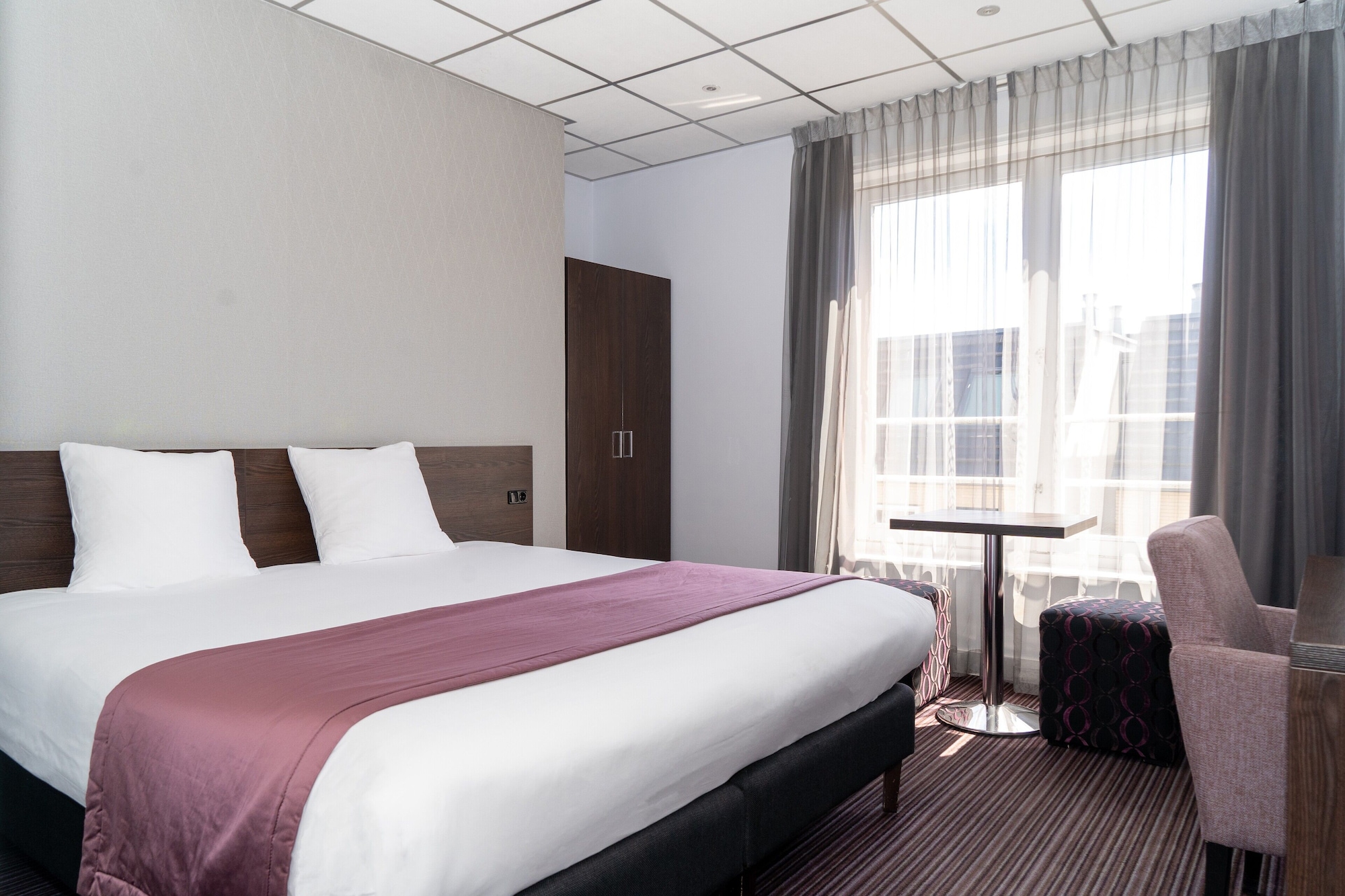 ROOM, TRIPLE, STREET VIEW