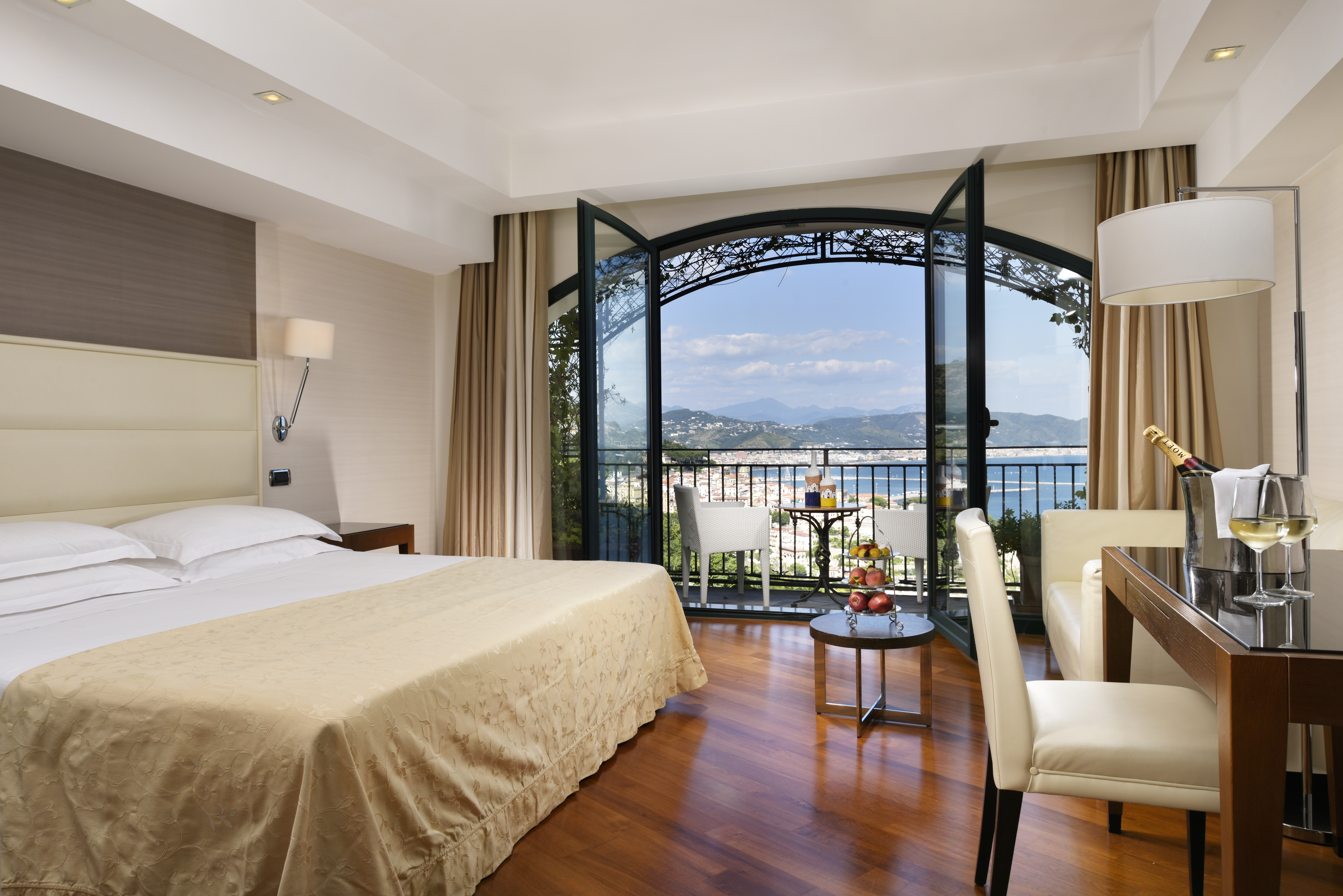 Deluxe, Double Bed, Lateral Side Sea View