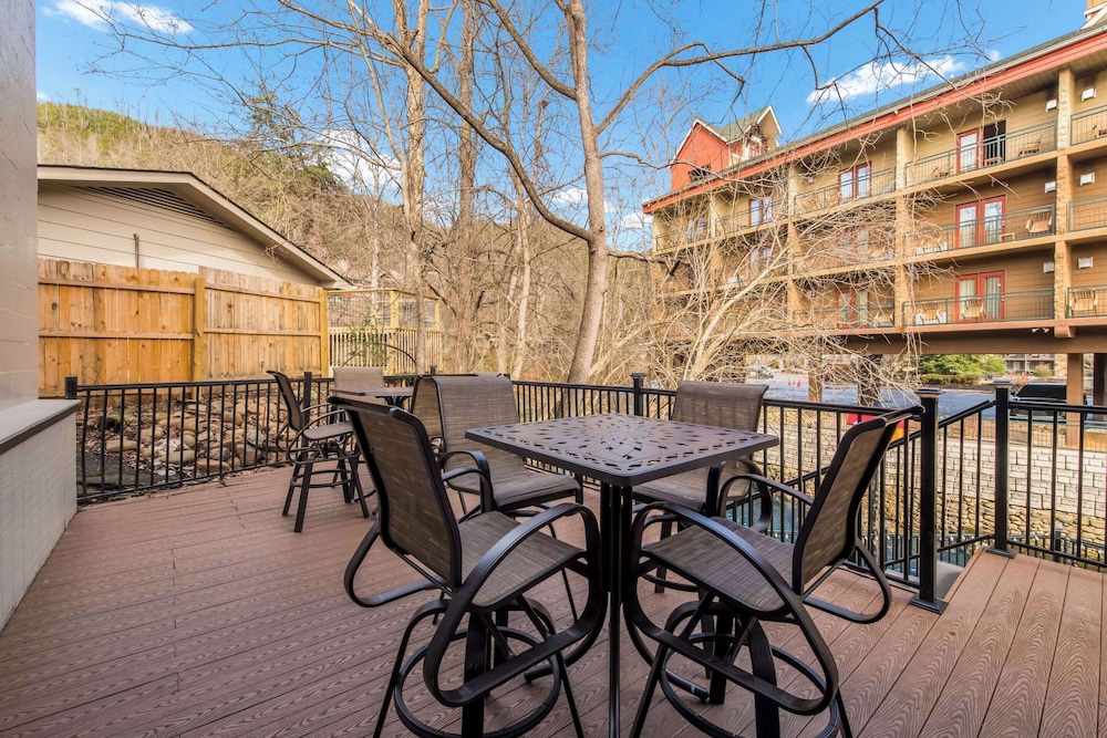 Econo Lodge Inn and Suites On The River 44/61